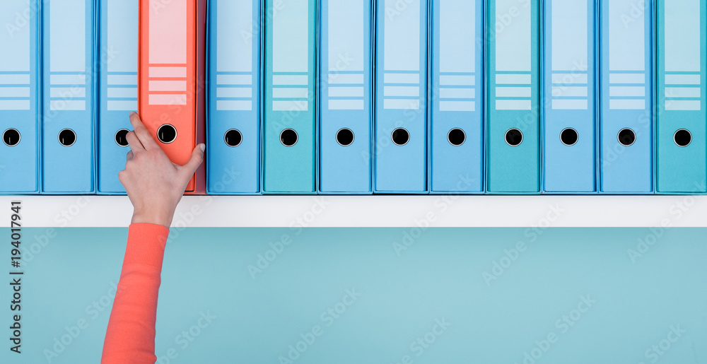 Fotografía Office worker taking a folder in the archive