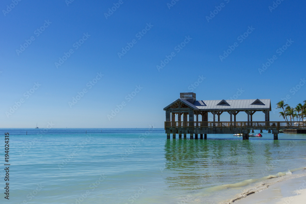 USA, Florida, Landing stage on perfect white sand beach
