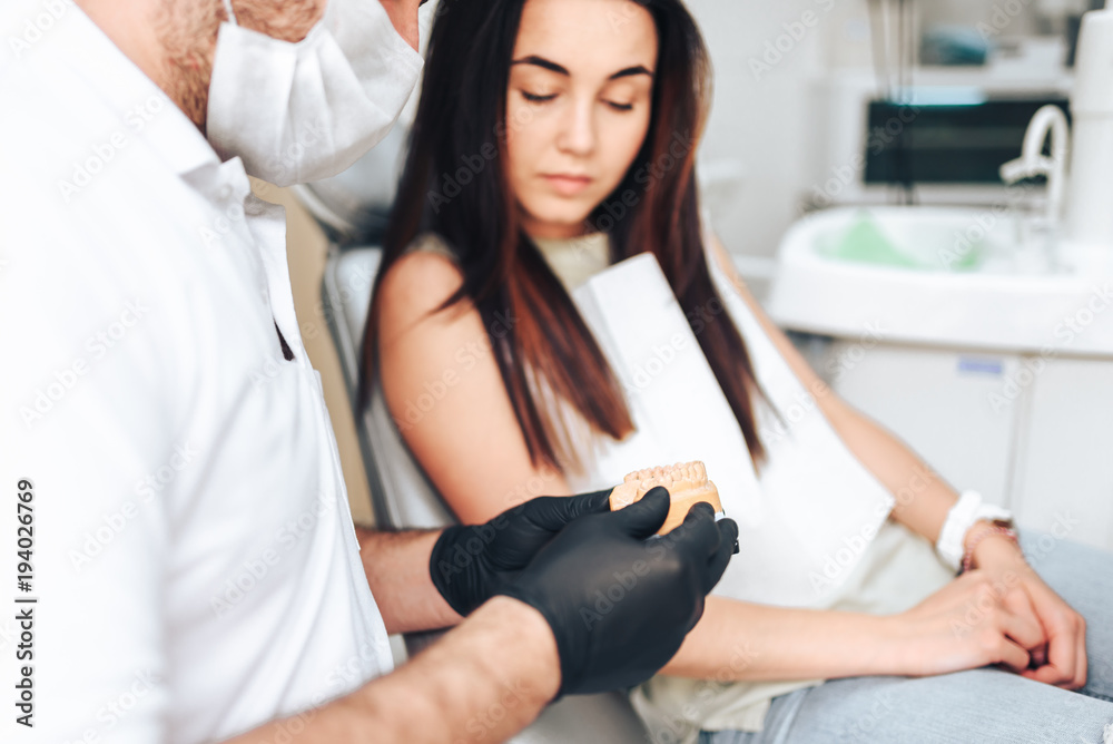 Obraz premium Dentist showing for the happy patient result of treatment