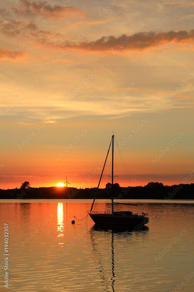 malerisches Boot bei Sonnenuntergang im romantischen Abendlicht zur goldenen Stunde