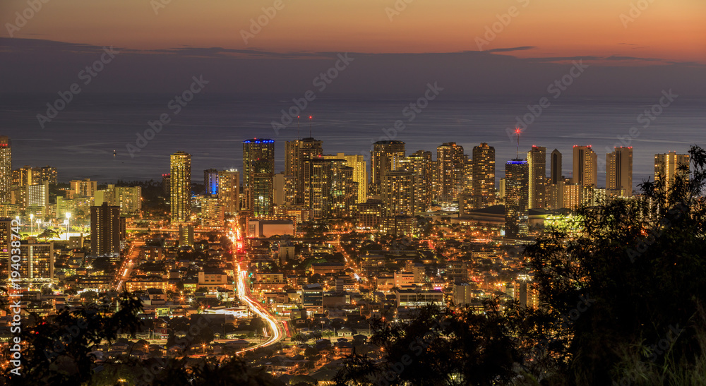 Fototapeta premium View to Honolulu from Tantalus Lookout at sunset, Oahu, Hawaii
