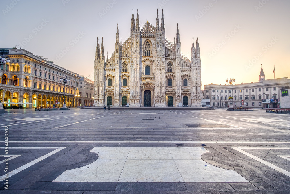 Naklejka premium Wschód słońca na Piazza del Duomo w Mediolanie we Włoszech. Grudzień 2017.