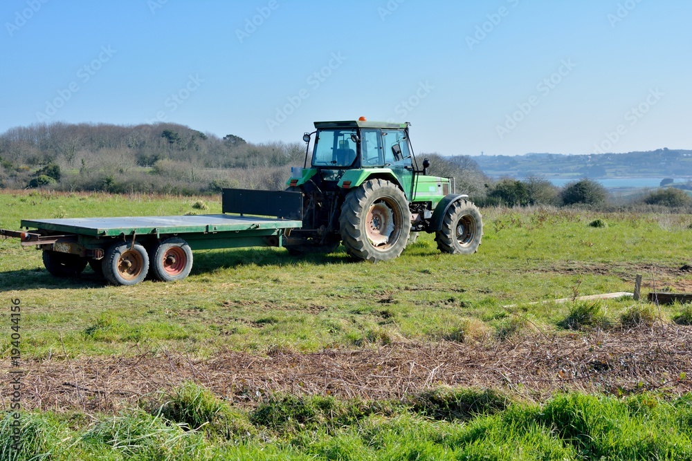 Naklejka premium Un tracteur et sa remorque près de la rivière du Jaudy en Bretagne