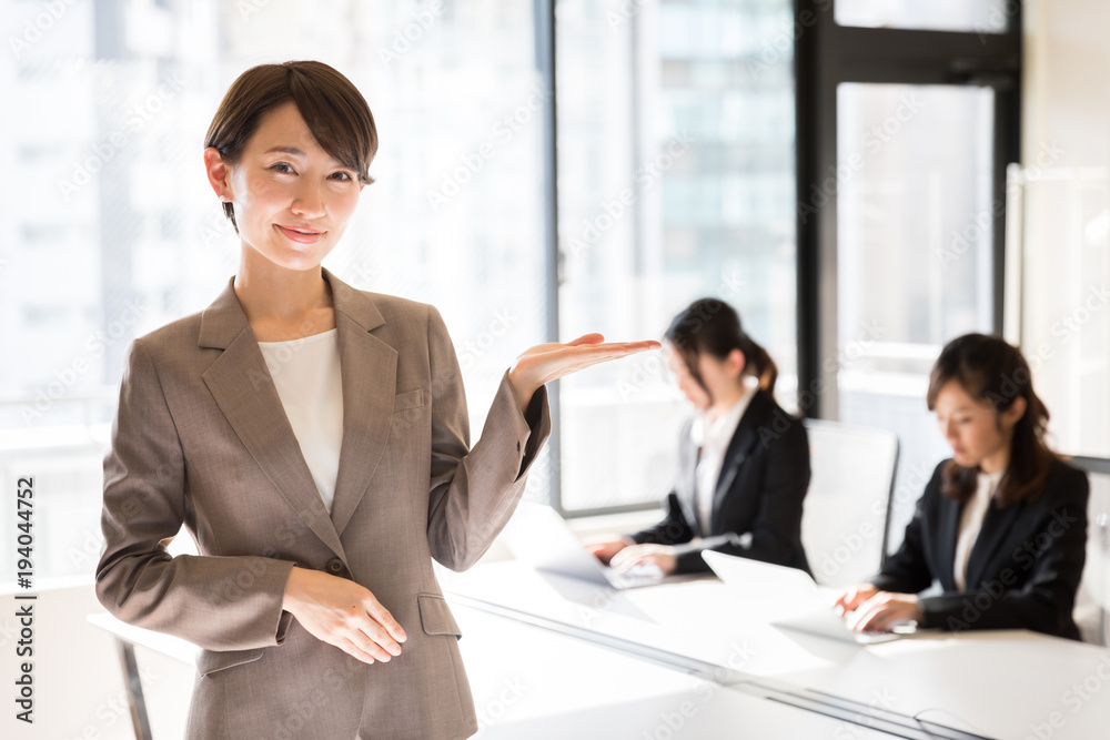 asian businesswomen working in office asian businesswomen working in office