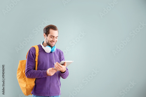 Student with tablet on colo...