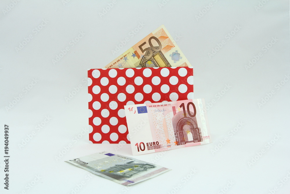 Banknoty EURO w czerwonej kopercie w białe kropki - obrazy, fototapety, plakaty 