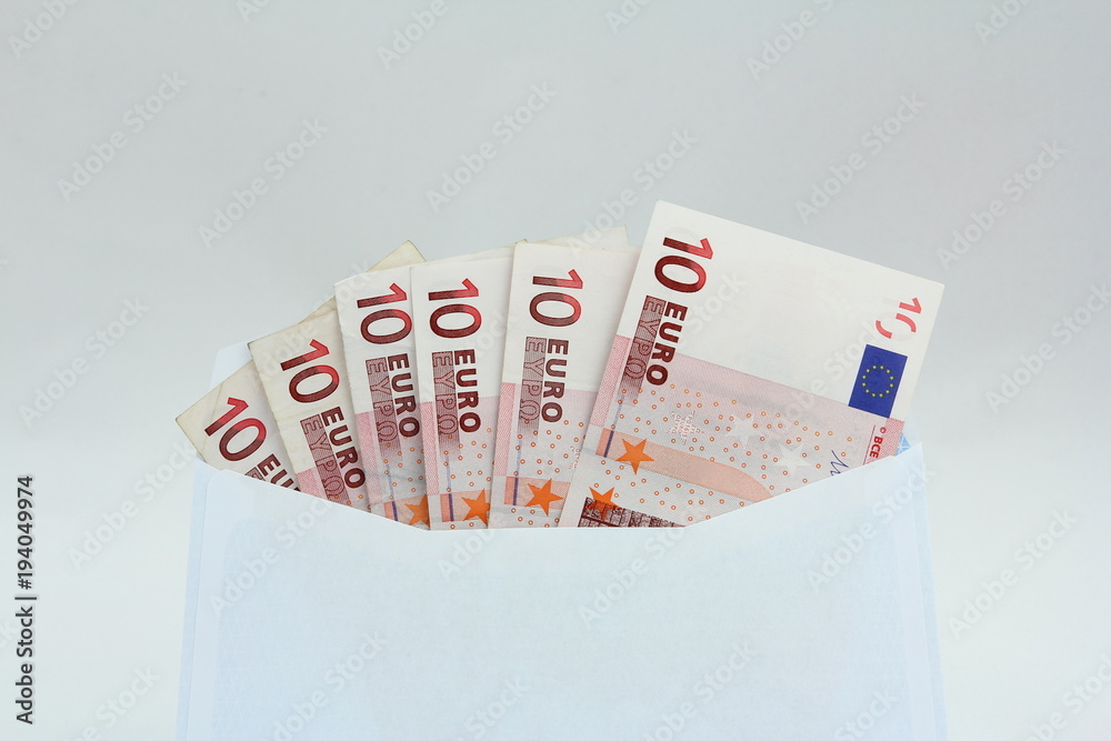 Banknoty EURO w białej kopercie na jasnym tle Banknoty EURO w białej kopercie na jasnym tle