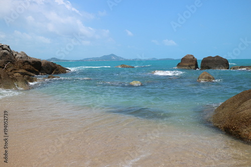 wasser mit steinen am meer ocean beacht ferien am traumstrand photo