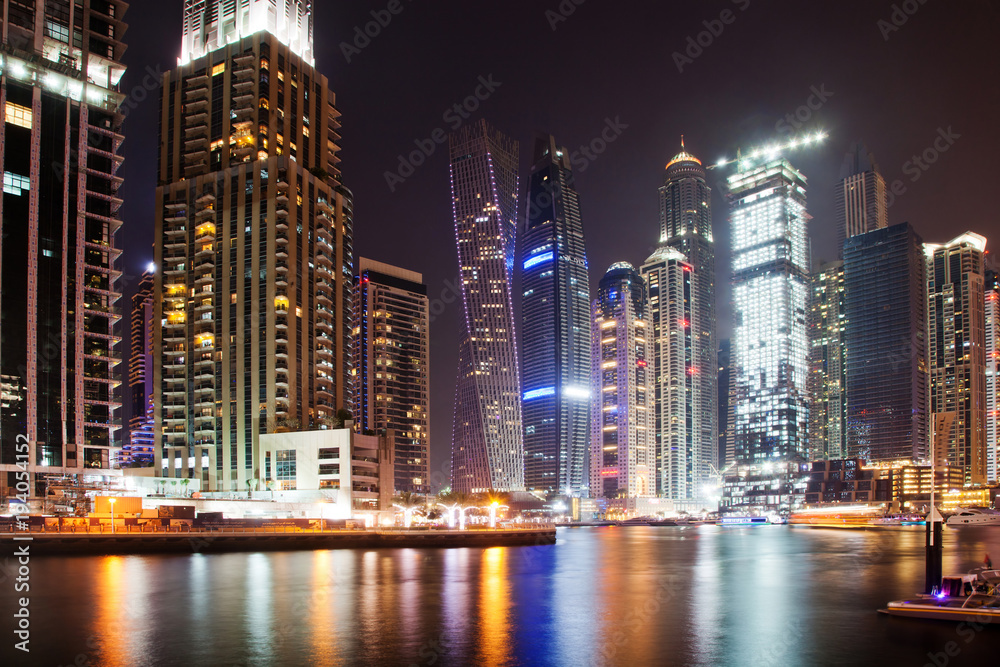 Fototapeta premium Dubaj, Zjednoczone Emiraty Arabskie - luty 2018: Kolorowy wieczór nad kanałem i promenadą w Dubai Marina, Dubaj, Zjednoczone Emiraty Arabskie