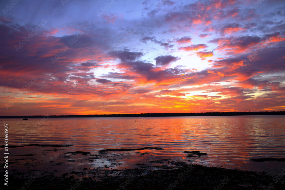 Obraz premium Sunset over the lake