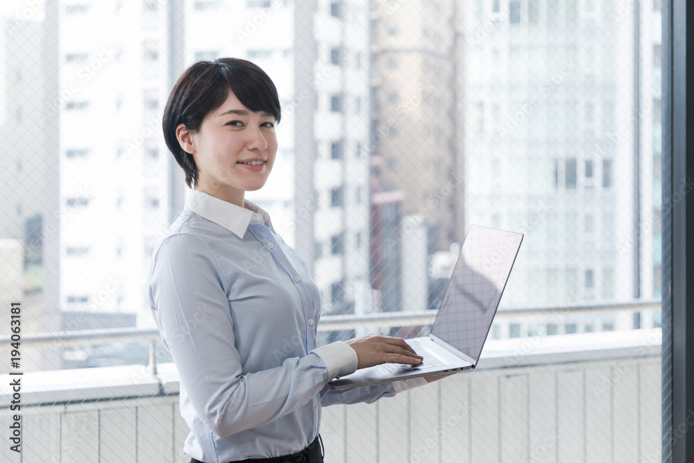 ノートパソコンを持つ女性 Stock 写真 Adobe Stock
