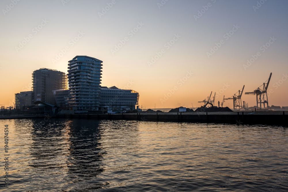 Obraz premium Sonnenaufgang am Hafen in Hamburg