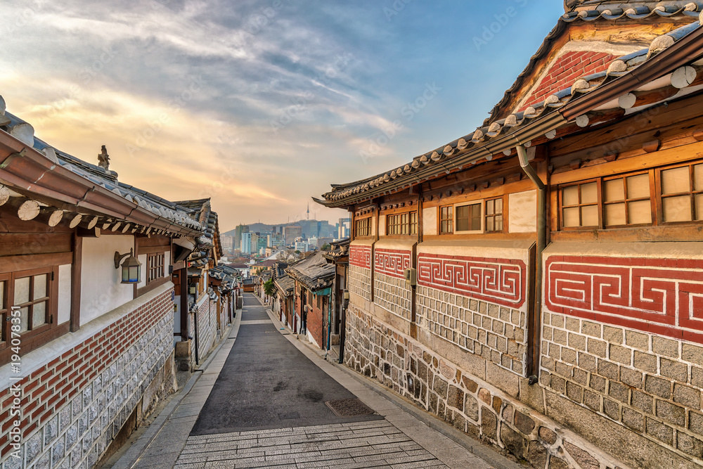 Fototapeta premium Panoramę miasta o wschodzie słońca w Seulu w Bukchon Hanok Village, Seul, Korea Południowa