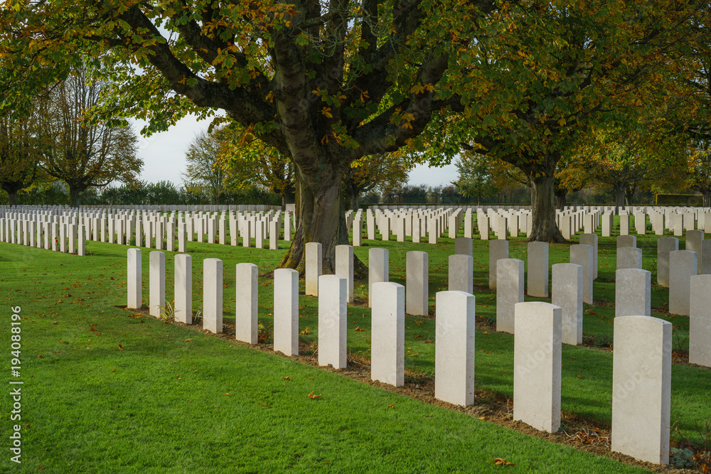F, Normandie, Bayeux, lange Reihe mit Grabsteinen auf Soldatenfriedhof