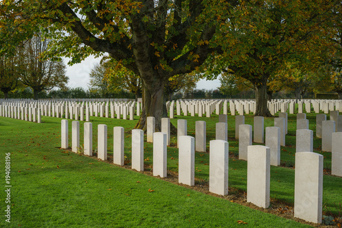 F  Normandie  Bayeux  lange Reihe mit Grabsteinen auf Soldatenfriedhof