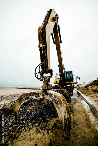 grue et son grappin sur le chantier photo