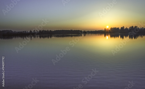 melancholische Abendstimmung an einem kleinen See © ARochau
