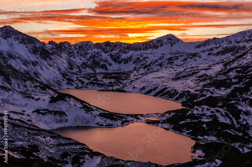 Fototapeta Naklejka Na Ścianę i Meble -  Zachód słońca nad Doliną Pięciu Stawów Polskich.