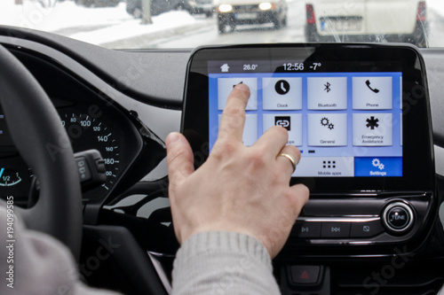 managing infotainment system while driving