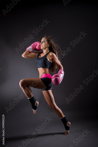 dynamische frau bei fitnes mit boxhandschuhen © charlysteiner