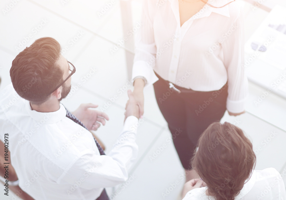 Obraz premium handshake manager and employee near the workplace