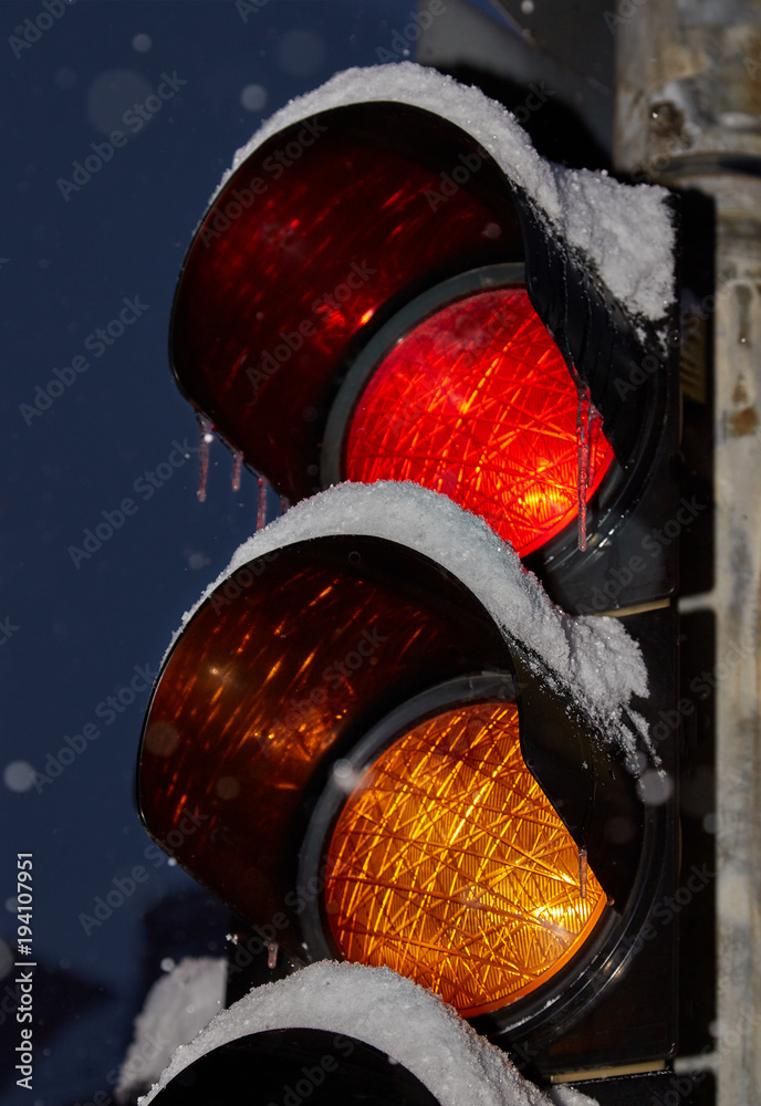 Ampel im Schnee, Lübeck, Deutschland.Traffic light in the snow, Lubeck, Germany Stock | Adobe Stock