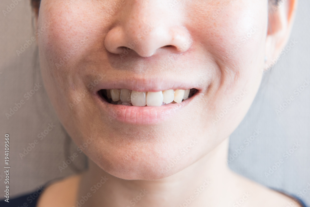 Obraz premium Smiling portrait of asian girl