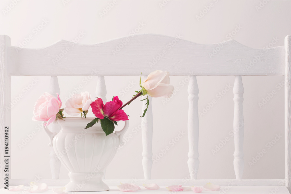 Obraz premium pink roses on vintage wooden white shelf