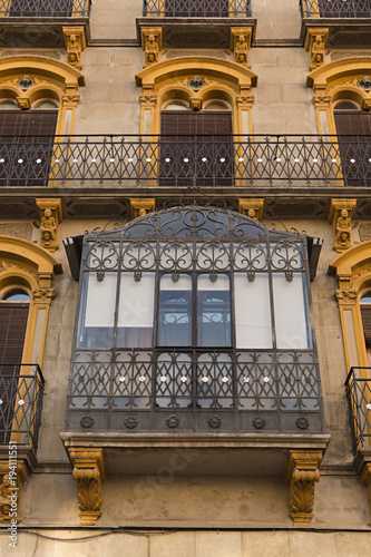 Ventana con mirador en hierro forjado.