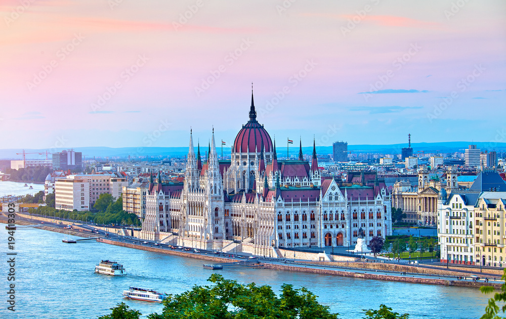 Fototapeta premium Panorama z budynkiem węgierskiego parlamentu na Dunaju