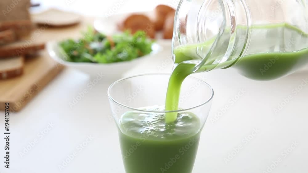 Pour green juice