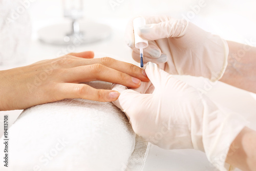 Manicure  pi  kne zdrowe paznokcie. Zabieg piel  gnacyjny d  oni i paznokci  kobieta u kosmetyczki na zabiegu manicure.