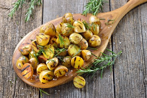 Vegan grillen: Kleine Rosmarin-Kartoffeln (Drillinge) vom Grill - Baby potatoes with rosemary from the grill