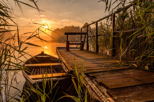 Fototapeta Naklejka Na Ścianę i Meble -  Sunrise by the lake