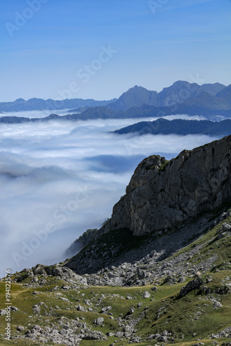 Berg Tal im Nebel 