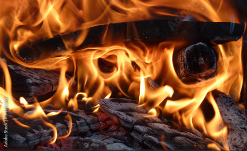 Fotografie Fire and smoldering embers of wood.