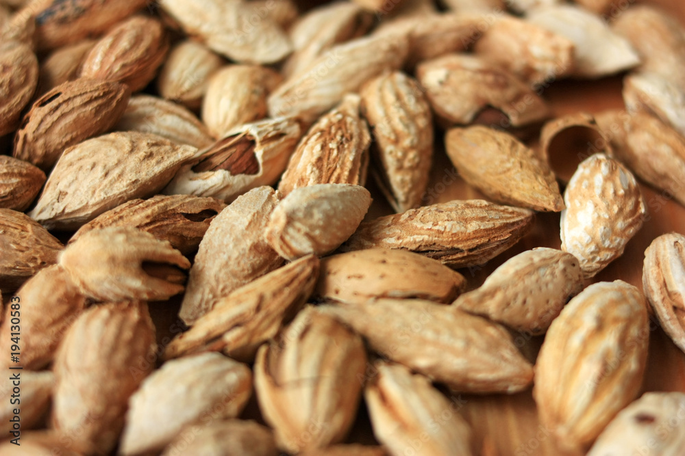 Fried inshell almonds