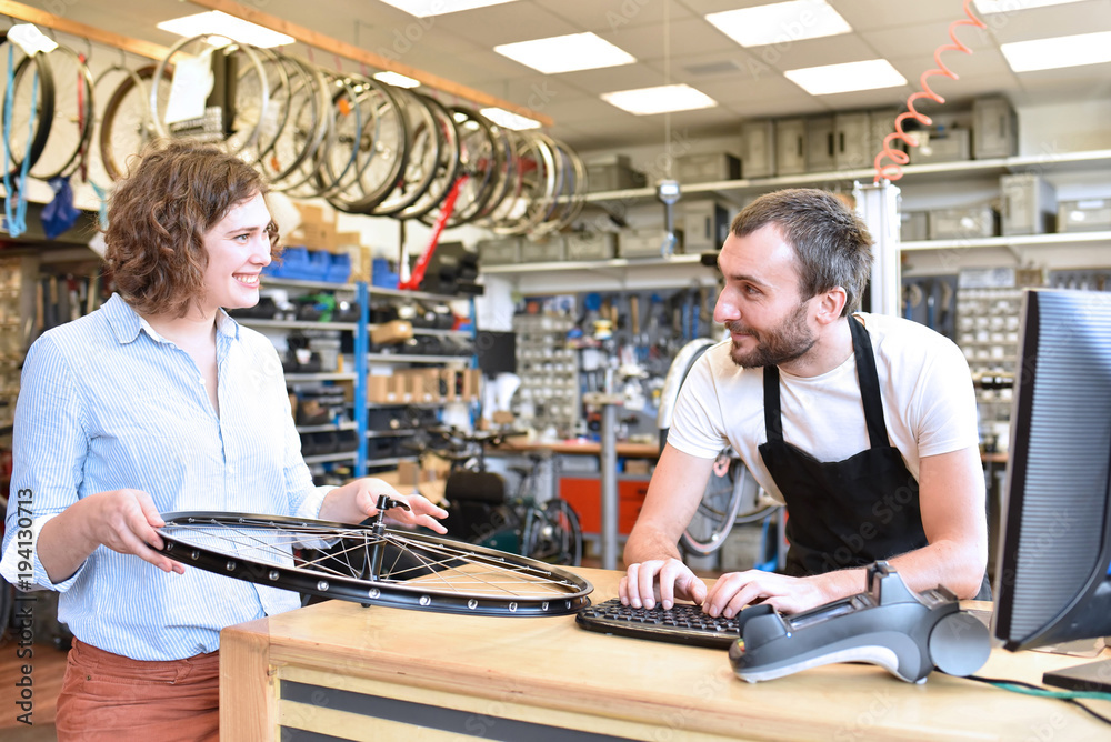 Kundin und Mechaniker in einem Radladen - Beratungsgespräch Reparatur  Fahrrad // Customer and mechanic in a bike shop - consultation repair  bicycle Stock-Foto | Adobe Stock
