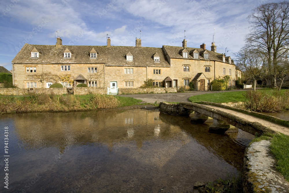 England, Gloucestershire, Cotswolds, Lower Slaughter in autumn, riverside cotswold stone cottages