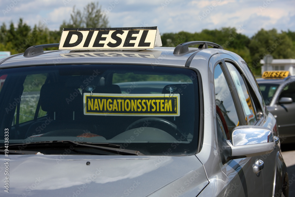 Fototapeta premium Diesel Fahrzeug steht bei Gebrauchtwagenhändler