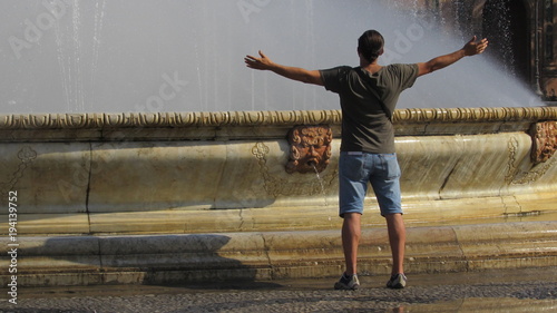 Rinfrescarsi alla fontana - turista in estate 