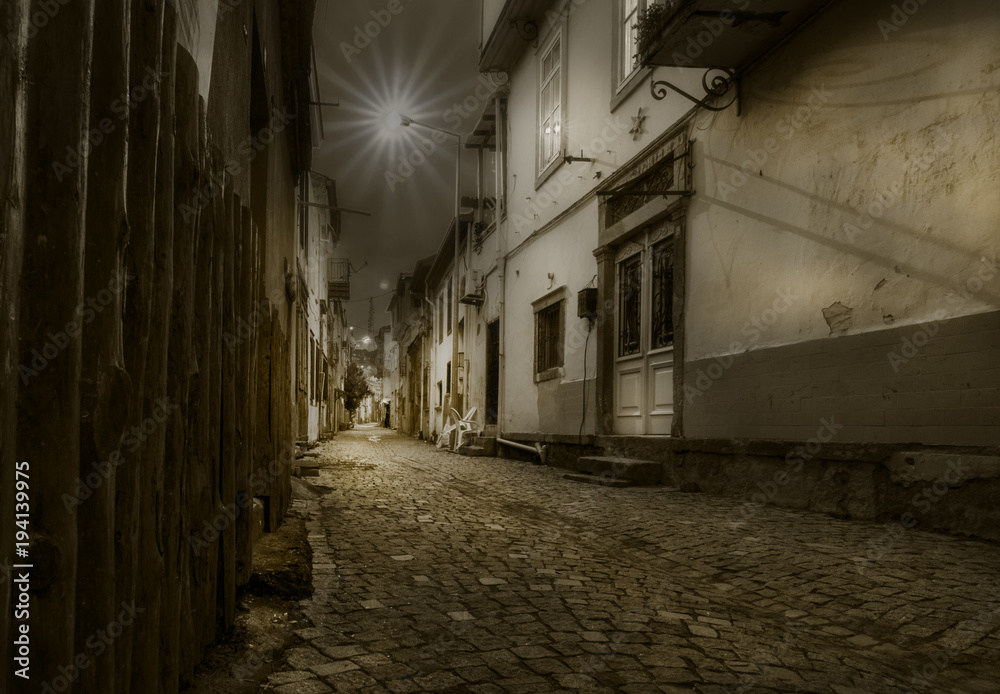 Obraz premium Ayvalik, nad jeziorem Balikesir, jest ośrodkiem wypoczynkowym o wartościach historycznych i archeologicznych, z czystą wodą morską i plażami, pięknymi brzegami otoczonymi zielonymi drzewami oliwnymi.