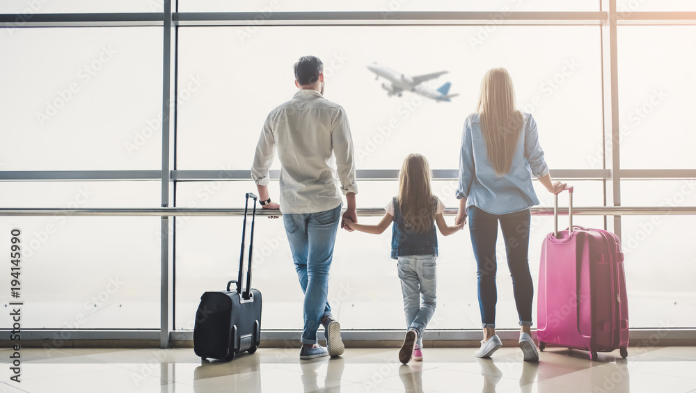 Family in airport - obrazy, fototapety, plakaty 