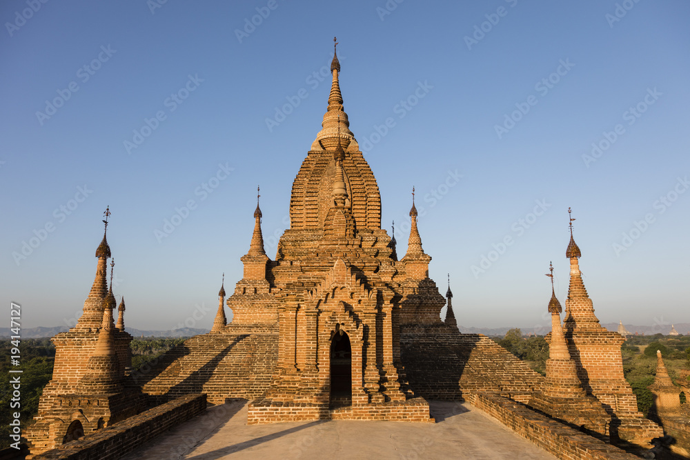 Fototapeta premium Roof of a pagoda in the golden evening light of Bagan, Myanmar