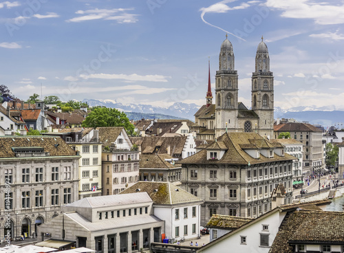 Historic Zurich center with famous Grossmünster Church, Limmat river and Zürichsee, Switzerland. Historisches Zentrum von Zürich mit der berühmten Grossmünsterkirche, Limmat, Zürichsee, Schweiz.