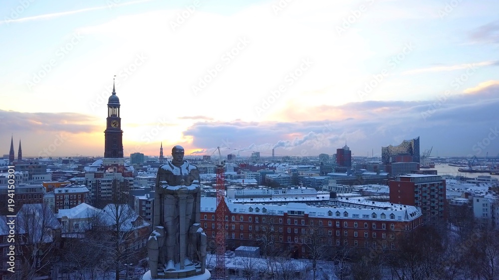 Obraz premium Sonnenaufgang am Bismarckdenkmal in Hamburg