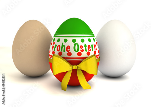 Buntes Osterei mit gelber Schleife und zwei natürlichen Eiern