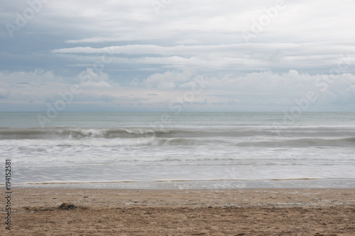Leichter Wellengang an einem italienischen Strand. © Oliver Hummelbrunner