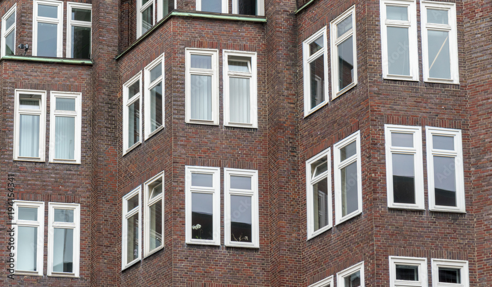 Weiße Fenster eines Hauses mit Fassade