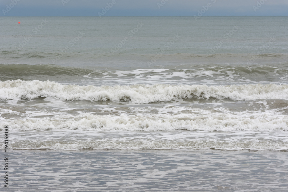 Wellengang an einem italienischen Strand.